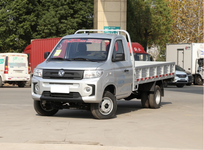 标配6个车轮,载重1775kg,现金直补的东风小康D71比长安跨越王更超值呢!